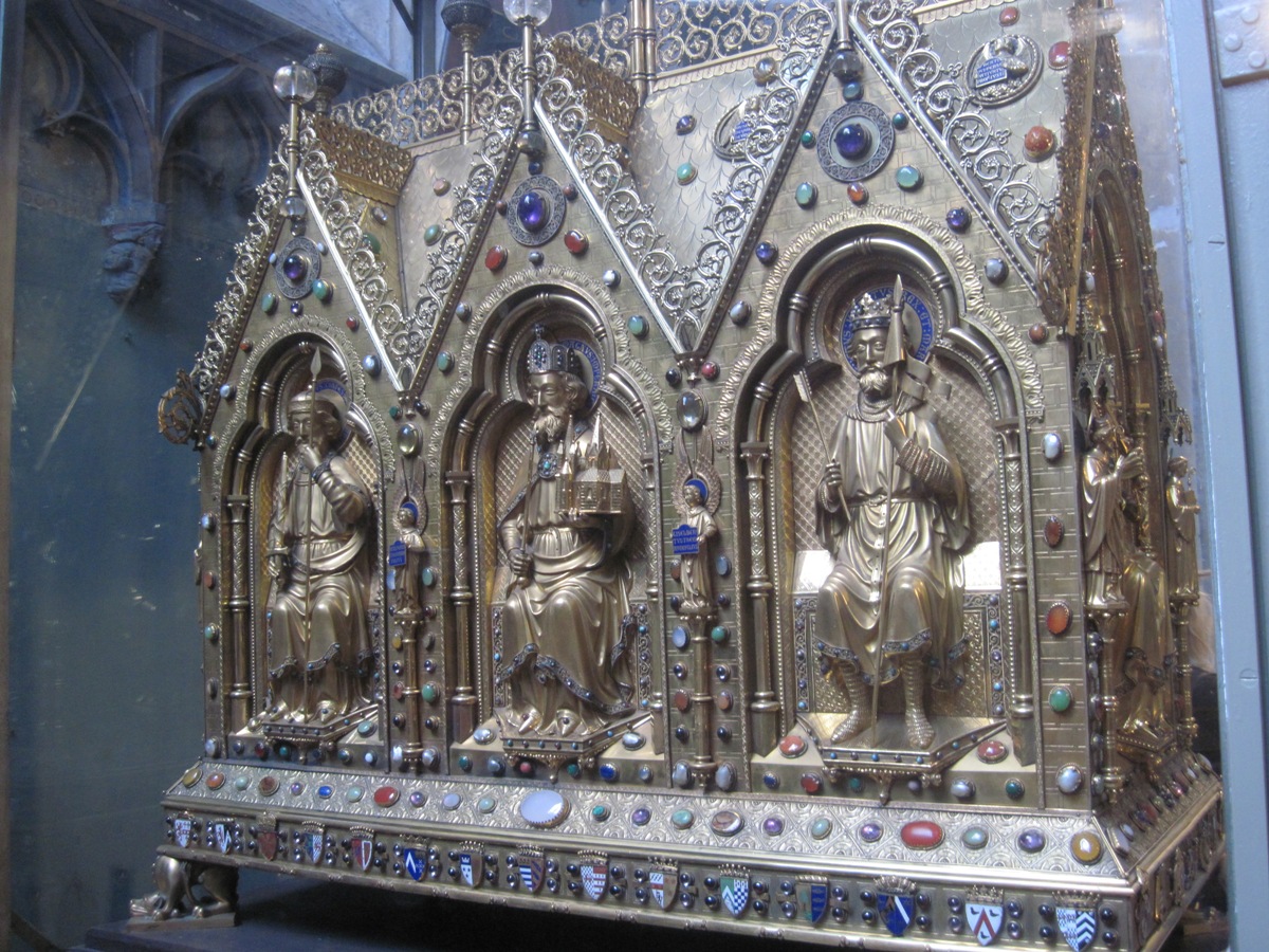 09- Bruges-  Un bellissimo Reliquiario  con la scultura del re e di due Santi